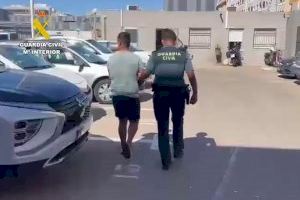 La Guardia Civil detiene a tres personas por robar en el interior de un vehículo en Torrevieja