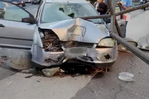 Un herido tras un aparatoso accidente en la avenida Pérez Galdós de Valencia