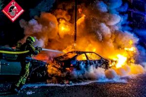 Un espectacular incendio calcina un coche en Villajoyosa