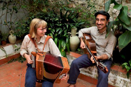 El folk des de La Safor del duo Aigua tanca la quarta edició de La Mar de Cultures