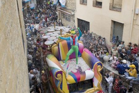 La batalla de confeti apropa a més de 16.500 persones a Morella per a arrancar l’any del 55 Sexenni