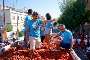 Mazón "se moja" en la Tomatina de Buñol: "Representa la sonrisa que desde la Comunitat Valenciana lanzamos al mundo”
