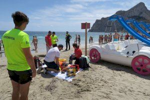 El servicio de socorrismo de Calp realiza un simulacro de rescate en la playa de la Fossa