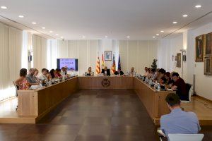 El Pleno aprueba por unanimidad ampliar el convenio con Cáritas y destinar 300.000 euros a la mejora de caminos rurales
