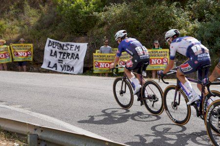 Los pueblos de Castellón se reivindican contra las macroplantas fotovoltaicas en la Vuelta Ciclista a España