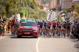 Ambientazo en la Vall d’Uixó para disfrutar de la salida de la sexta etapa de La Vuelta
