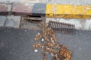 El Ayuntamiento de Sueca limpia los imbornales ante la previsible llegada de la lluvia