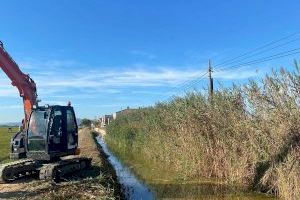 El Ayuntamiento limpia más de 2.100 metros cuadrados del canal de ‘les escoletes’ de El Palmar