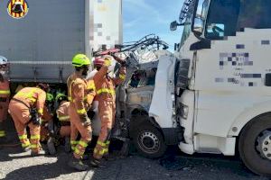 Un accident entre dos camions i una furgoneta curta la CV-410 a Aldaia