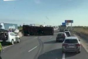 Un camió bolca en l'AP7 a L'Alcúdia i causa un embós en l'autopista