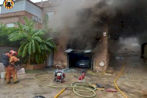 Un incendi en un habitatge de Torrent deixa una imponent columna de fum