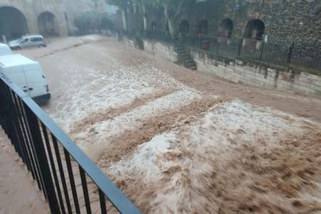 VIDEO | Rescates, diluvio en plenas fiestas e impresionantes riadas: la DANA descarga con fuerza en la Comunitat Valenciana