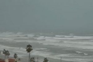 La DANA provoca olas de más de 6 metros en Valencia este lunes