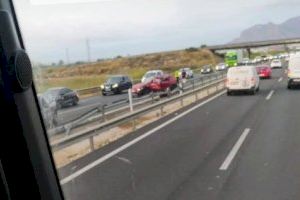 Retenciones y largas colas en la A-7 entre Albatera y San Isidro por el accidente de un coche que se ha salido de la vía