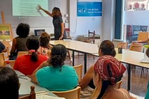 Burjassot desarrolla un taller de alfabetización informática para extranjeros