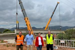 El Ayuntamiento de la Vall d’Uixó instala las tres vigas del puente de conexión de los polígonos industriales