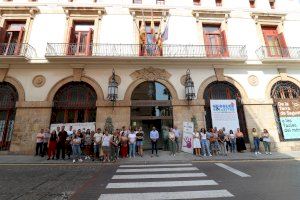 Sagunto guarda un minuto de silencio en señal de condena y repulsa por los asesinatos machistas en Girona y Granada