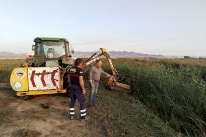 Moncofa recibe la ayuda de la maquinaria de la Diputación para limpiar acequias y mejorar caminos
