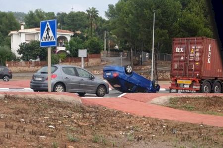 Aparatosa bolcada d'un cotxe en la carretera de L'Alcora