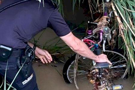 Localitzen la bicicleta del ciclista desaparegut a Paterna arrossegat per l'aigua