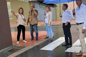 El equipo de gobierno de Burriana visita los comercios afectados por el reventón húmedo