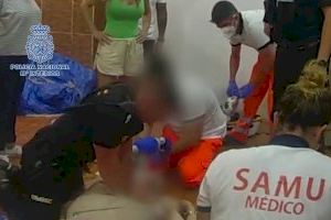 VIDEO | Salven la vida a un home després d'entrar en parada cardiorespiratòria en un casal faller de Paterna