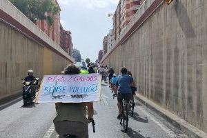 Decenas de vecinos de Pérez Galdós pedalean por una Avenida más amable con el vecindario