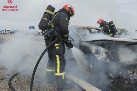 Arde un coche en la A-7 a la altura de La Vall d’Uixó
