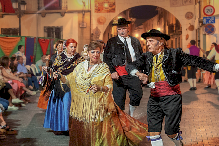 La tradición y el baile se apoderan de las calles de Castalla con la celebración de les Danses 2023
