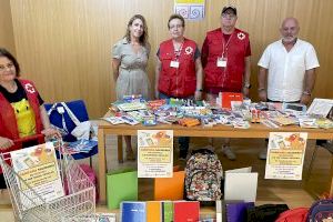 La red de bibliotecas de Benidorm entrega a Cruz Roja el material escolar recogido en la campaña solidaria