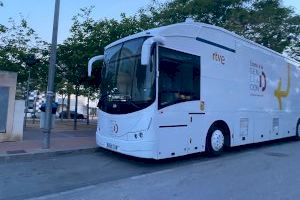 L'autobús de la ‘Generació D’ aterra a Almassora per a combatre la bretxa digital