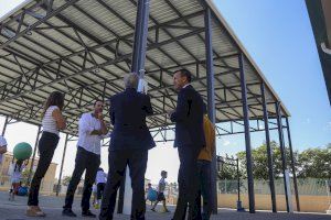 Tous instala la cubierta en el patio del colegio Santa Bárbara con ayuda de la Diputació de València