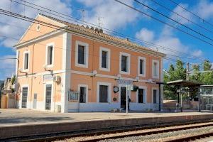 L'Ajuntament d'Alcalà-Alcossebre renova el conveni amb Adif per a mantenir oberta l'estació de tren