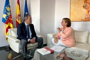 La delegada del Consell en Alicante se reúne con el presidente de la Cámara de Comercio