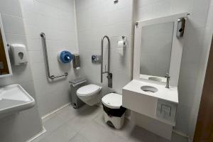 Mislata es el primer municipio en adaptar un baño municipal para el uso de personas ostomizadas