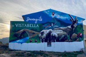 Vistabella dona la benvinguda als seus visitants amb un mural
