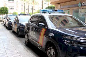 La Policia Nacional evita 'in extremis' que una jove es llance al buit des d'una finestra a Alzira