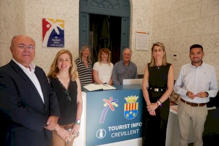 L'alcaldessa Lourdes Aznar inaugura la nova Oficina de Turisme de Crevillent