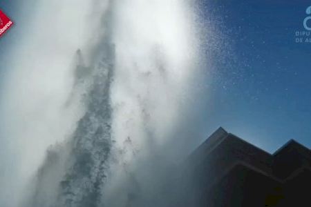 VIDEO | Una fuga de agua provoca un espectacular géiser de 15 metros de altura en Elche
