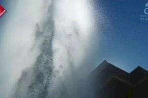 VIDEO | Una fuga de agua provoca un espectacular géiser de 15 metros de altura en Elche