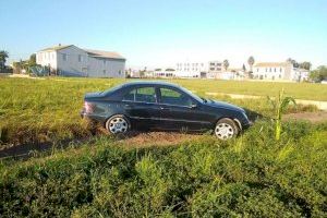 Un coche pierde el control y queda atrapado en un campo de chufas en Alboraia