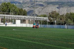 Esports realitza labors de manteniment en camp de futbol 7 d'Altea La Vella i el Camp de futbol 11 d'Altea