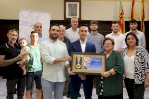 L'Ajuntament homenatja el perruquer Iván Martínez, campió del món de perruqueria
