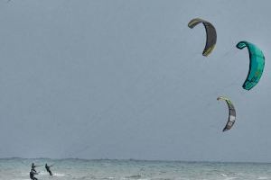 Surcando las olas, una exposición fotográfica sobre surf, windsurf y kitesurf