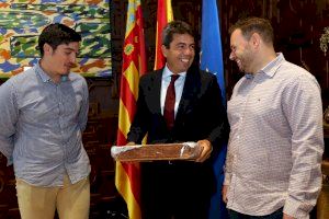 Carlos Mazón recibe la ‘mocadorà’ del Gremi de Mestres Confiters de València