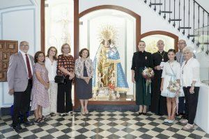 La Basílica de la Virgen recibe los donativos de los “besamanos” falleros destinados a Maides, Villa Teresita y Provida