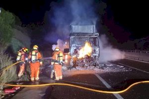Un camión cargado de patatas fritas se incendia en Siete Aguas