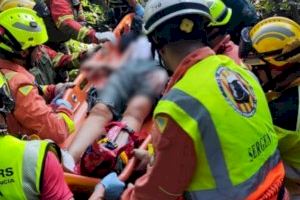 Els bombers rescaten a una dona lesionada en una zona muntanyosa d'Anna