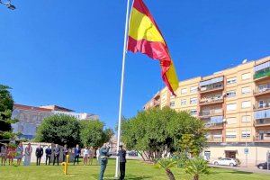 Nules celebra el Día de la Fiesta Nacional con la renovación de la bandera de España