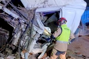 Greu accident de trànsit a Vila-real: un jove camioner queda atrapat en xocar a l'AP-7